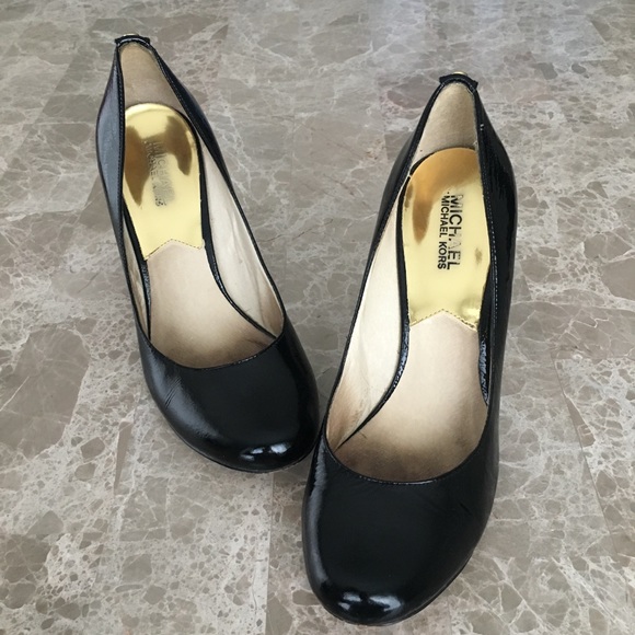 Michael Kors black rounded toe pumps - Picture 2 of 5